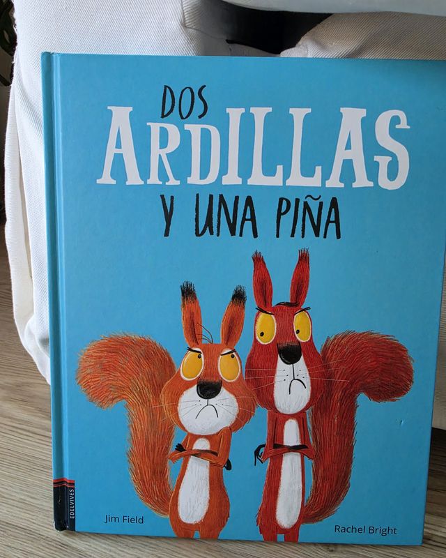 Dos ardillas y una piña